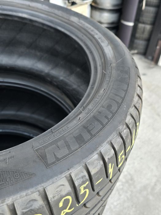 2 Броя 225/45/17 Michelin 2x5,5mm