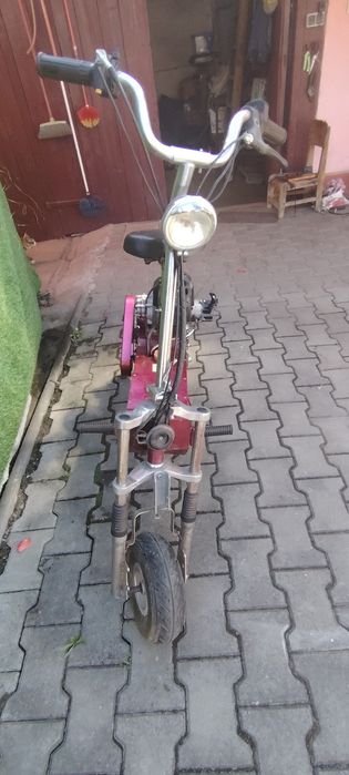 Vand trotineta cu motor pe benzina.