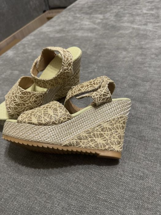 Босоножки женские