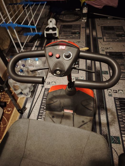 Vând scuter cu patru roți pentru dizabilități. Prețul 1300 RON.