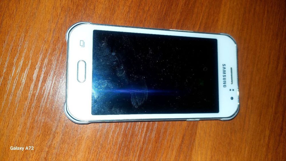 Телефон Samsung J1