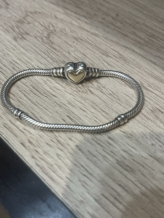 оригинална Pandora Moments гривна със златно сърце (модел 599380C00).