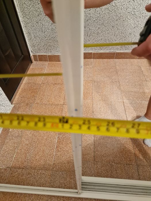 Стъклени врати с релси