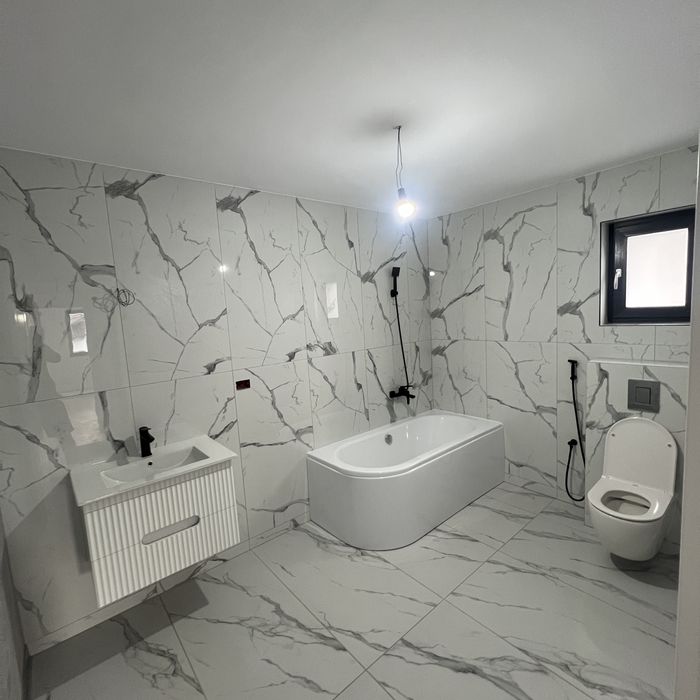 Casa de vanzare P+1E-1km de târgul săptămânal
