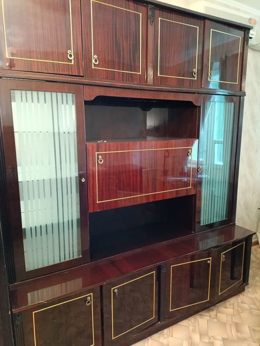 Отдам сервант для гостиной