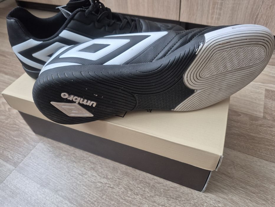 маратонки Umbro за футбол в зала