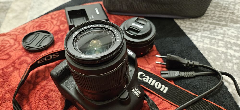 Canon 2000D,că nou 18-55 și 50mm,încărcător,geanta dedicata