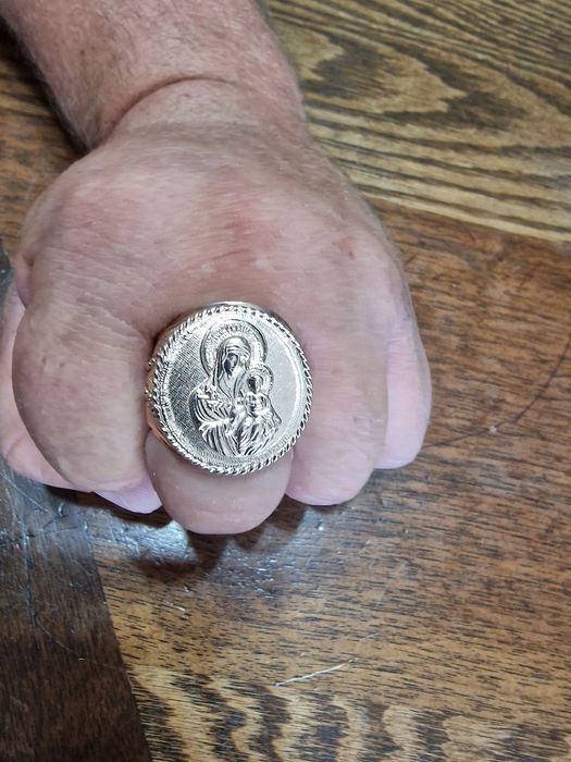 Золотая печатка новая.