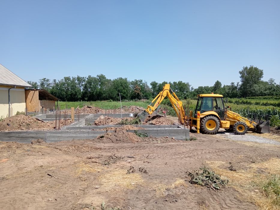 De închiriat buldoexcavator