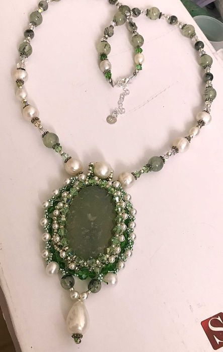 Colier si cercei handmade cu peridot caboson, peridot marele, perle naturale mari ,perle  Swarovski mici.argint