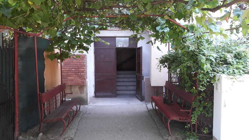 Vând apartament 2 camere, decomandat, 53 mp, str. Jiului, Calafat, etaj 4/4, acoperișul de deasupra refăcut