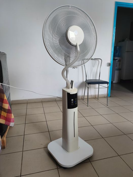 Ventilator rotativ cu apă și telecomandă