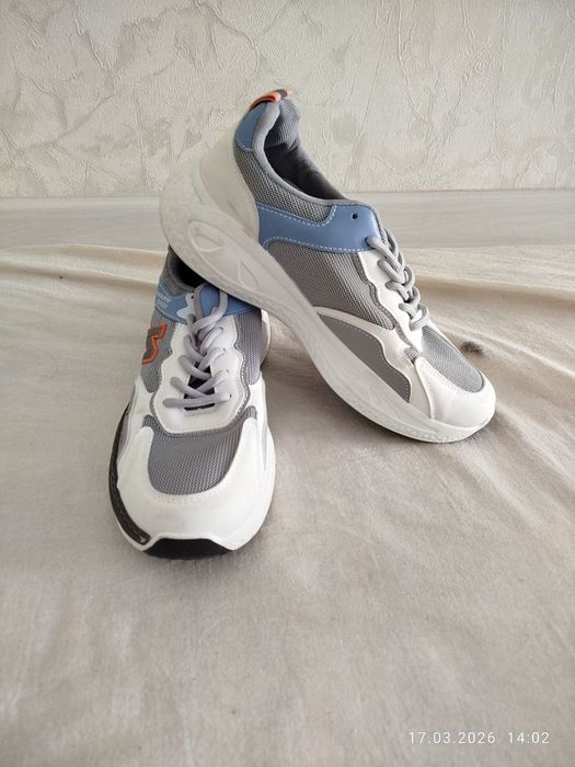 Yangi oyoq kiyimlar sotaman