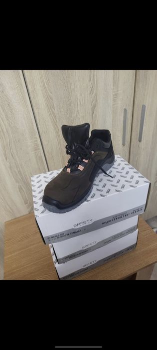 Bocanci de munca cu glezna joasa de la Safety Fashion by Renenia