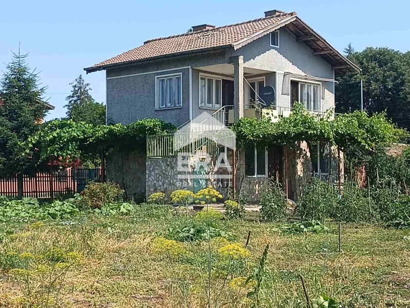 Ексклузивна двуетажна къща за продажба с голям двор,  с. Соколово, обл