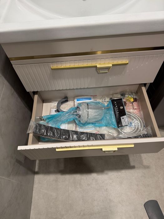 Продам раковину с тумбой