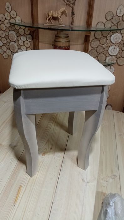 Деревянные табуретки