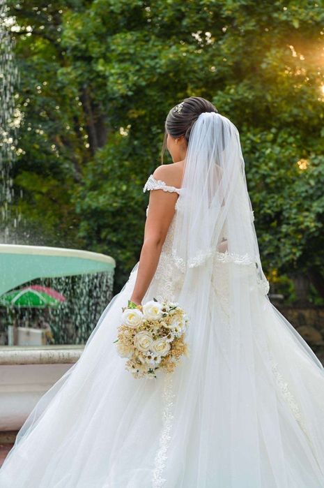 Дантелена булчинска рокля