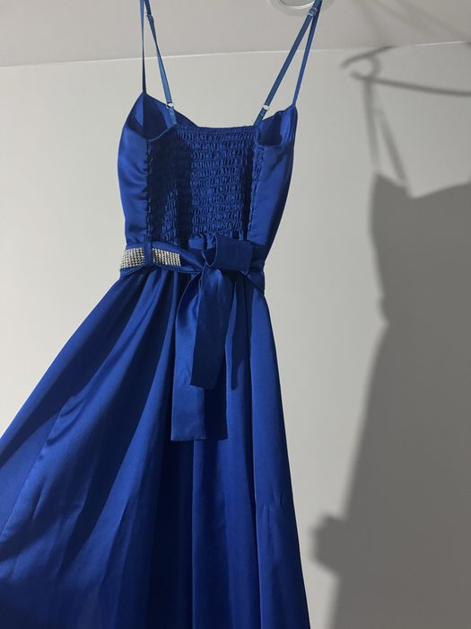 Дълга синя рокля