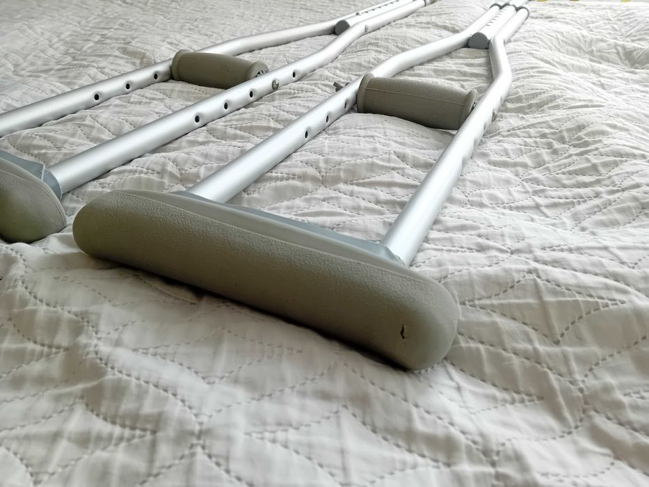 Подарявам патерици