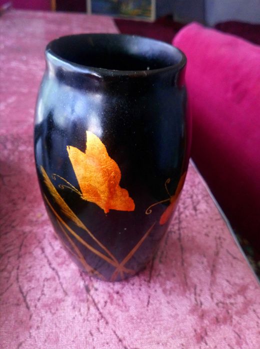 Две вази  и табла  от лак Цена за бр.