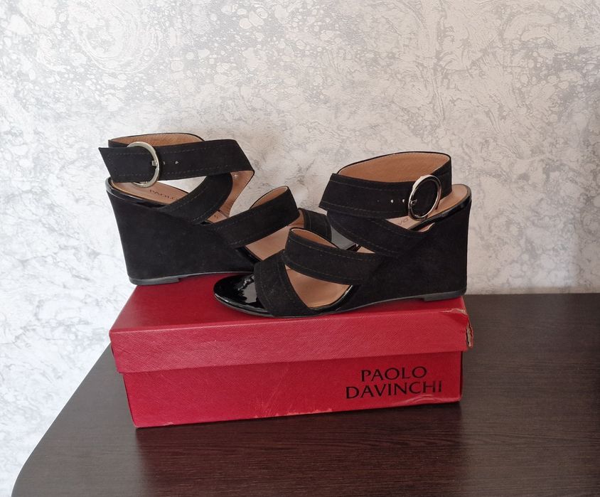 Продам замшевые босоножки