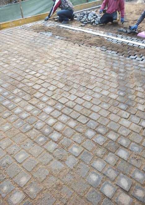 Amenajare Curte cu Piatră Cubică – Rezistență Maximă la Mare Tonaj