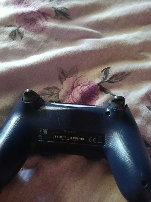 vand PS 4 2 jocuri și 2 manete