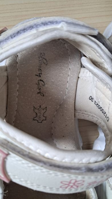 Продаются детские босоножки.