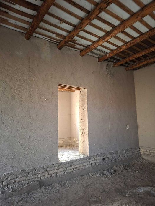 Yangiariq tumani Sherobod MFYda qurilishi tugallanmagan hovli joy