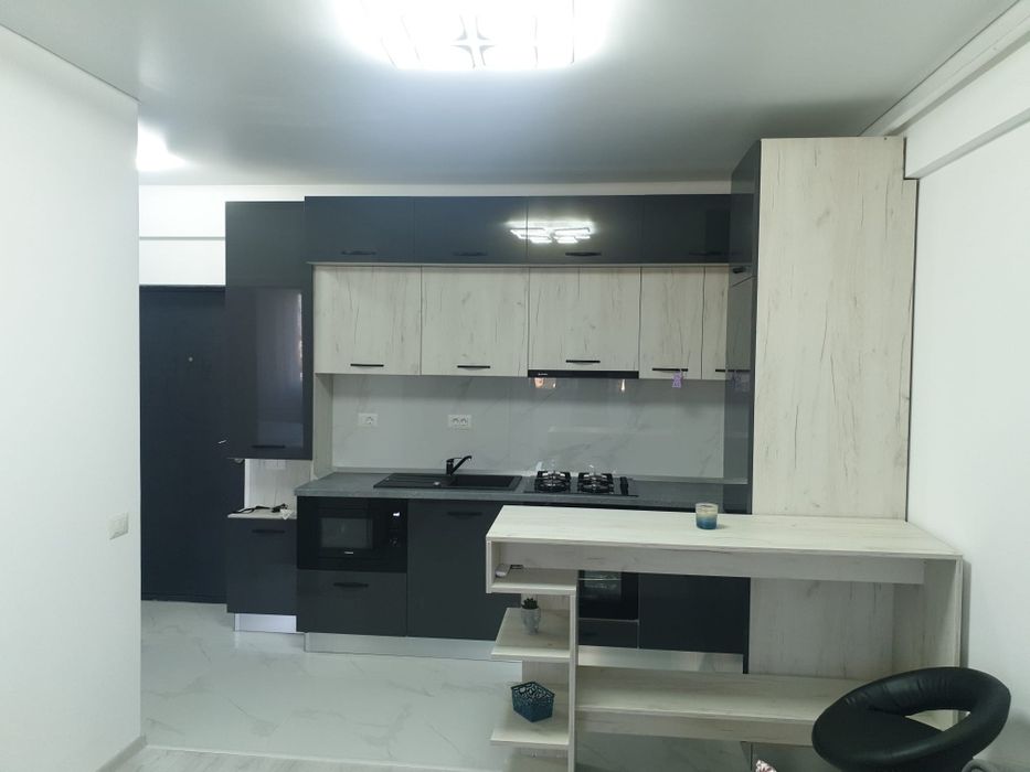 închiriez apartament