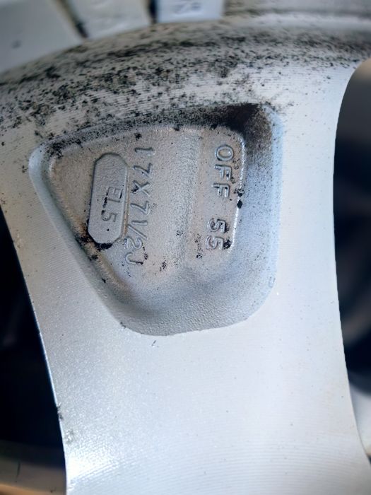 Продавам оригинални ляти джанти за Хонда Акорд 17 цола с зимни гуми.