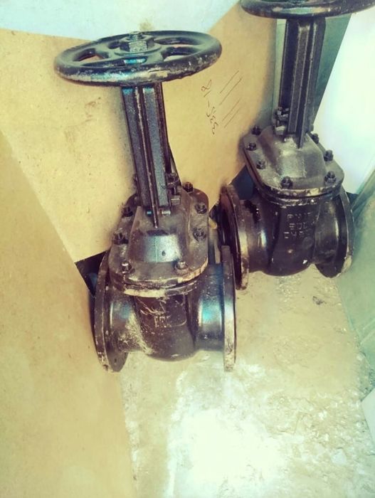 Продам задвижки чугунные