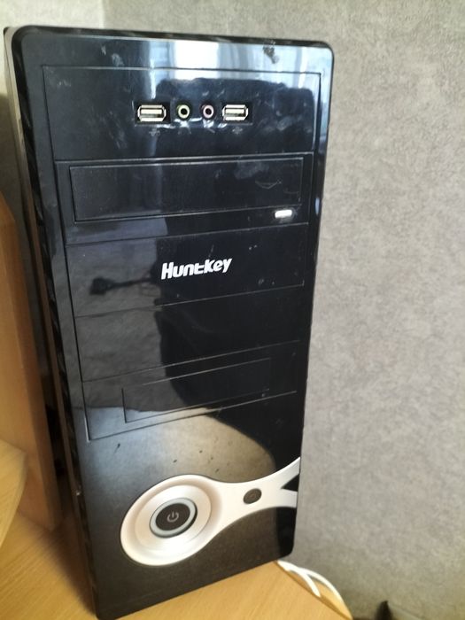 Стол с компьютером