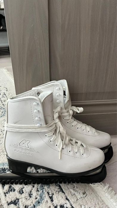 Продаю коньки новый.39 размер