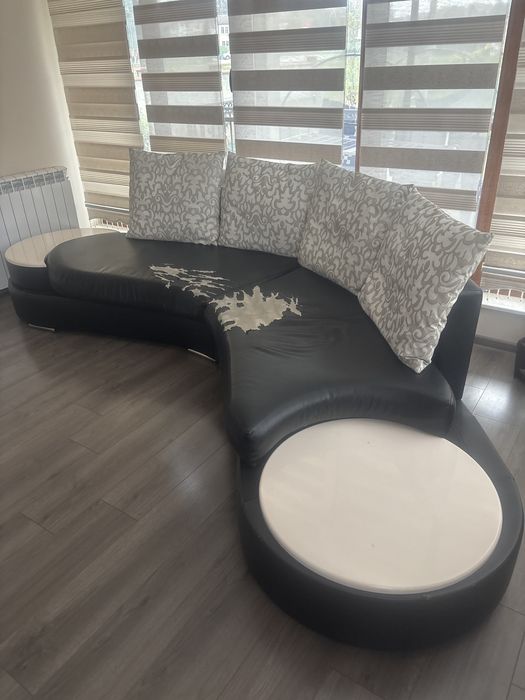 Кожен диван от две части идеален за голям хол