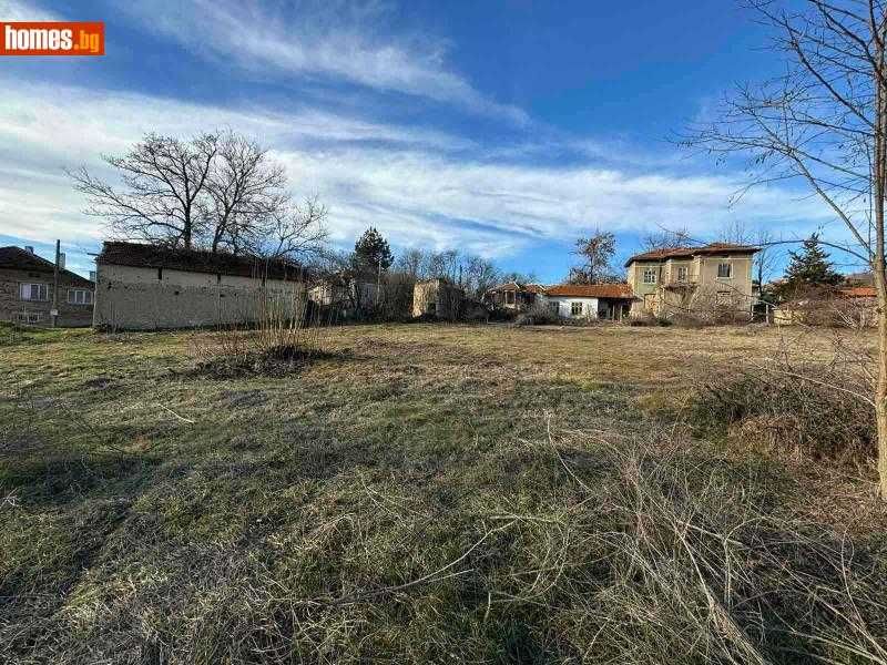 Двуетажна къща в село Макариополско