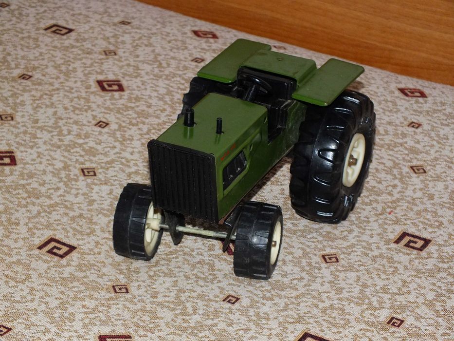 Метален трактор на завод Мир Разград