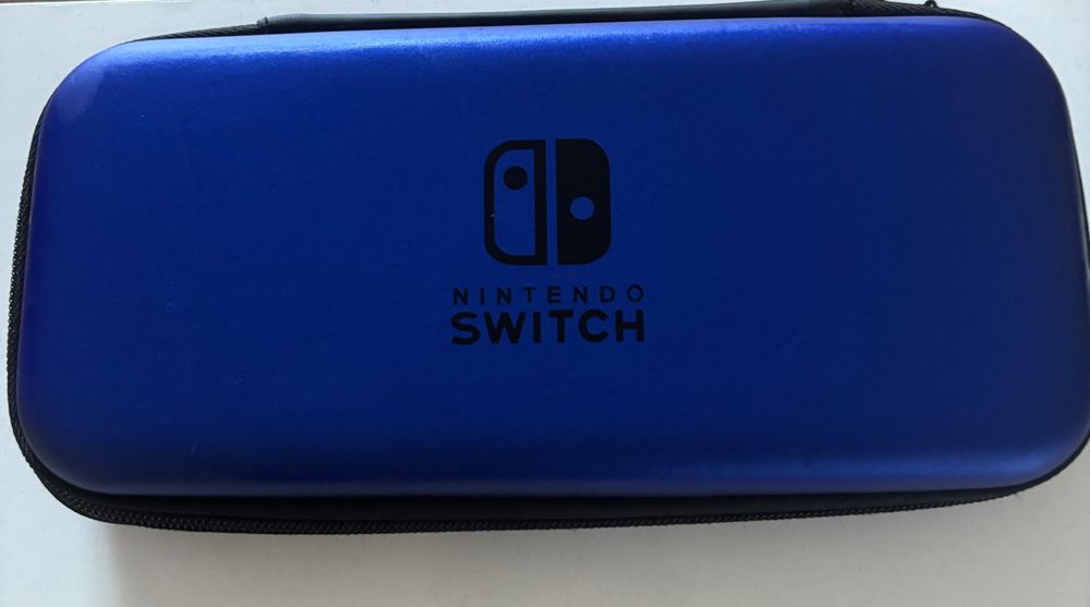 Nintendo Switch + 4 игри Pokémon + Minecraft legends + кейс