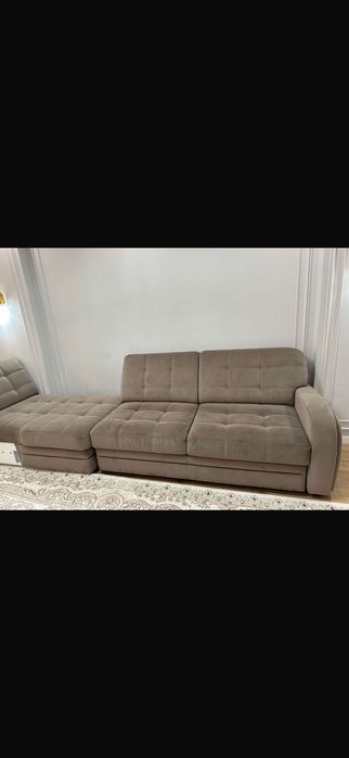 Мягкий диван в гостиной