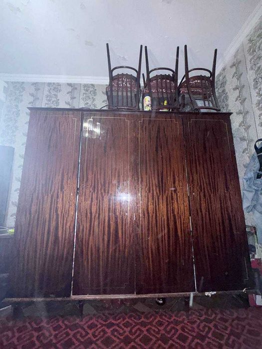 Продам шифоньер, кровать, сервант и 2 тумбочки из одного гарнитура