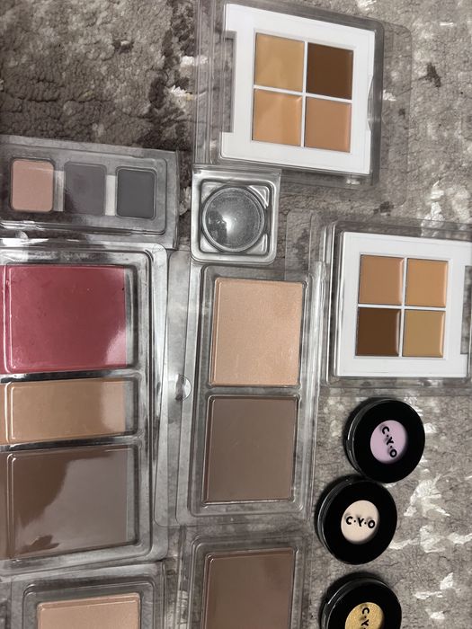 Vand lot de macheajuri noi