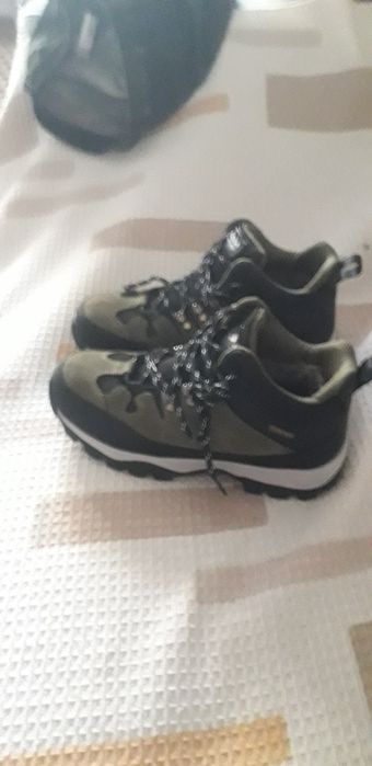 Продам кроссовки