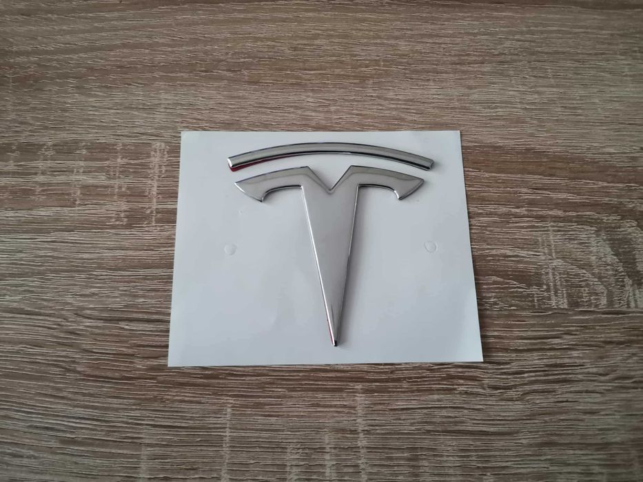 сребрист гланц лого Tesla