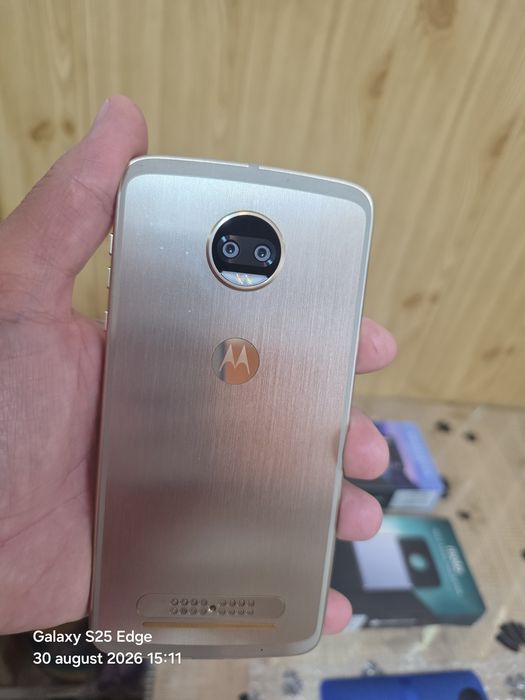Motorola  z2  force Gold