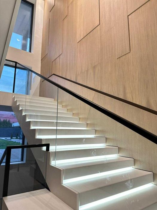 Мебельный дом продаёт диваны и лестницы.