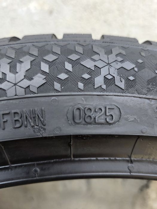 Vând două anvelope de iarna continental 245 40 19 dot 0825