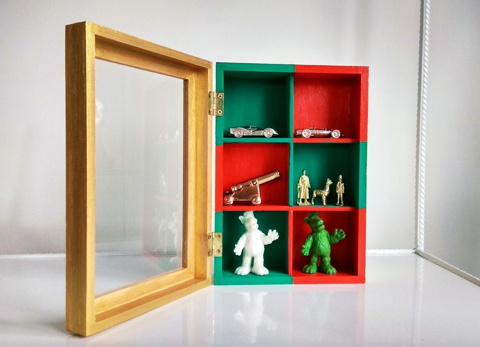 Дървена кутия за миниатюри, ръчно изработена и оцветена