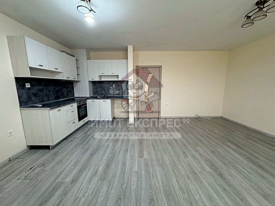 Необзаведен тристаен апартамент под наем, кв.Изток