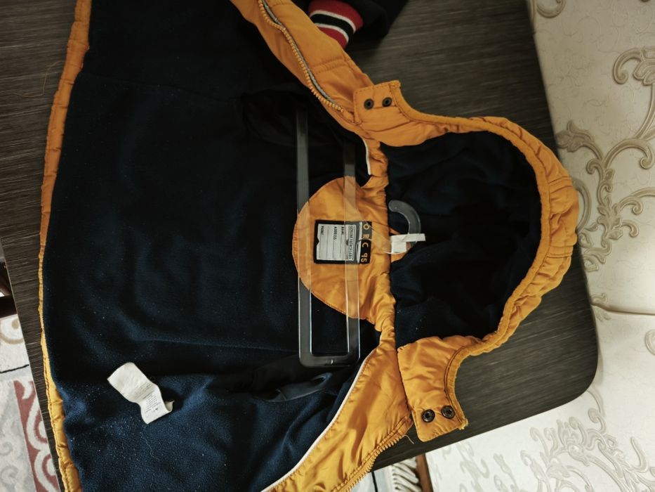 Продам детскую куртку в подарок кофта